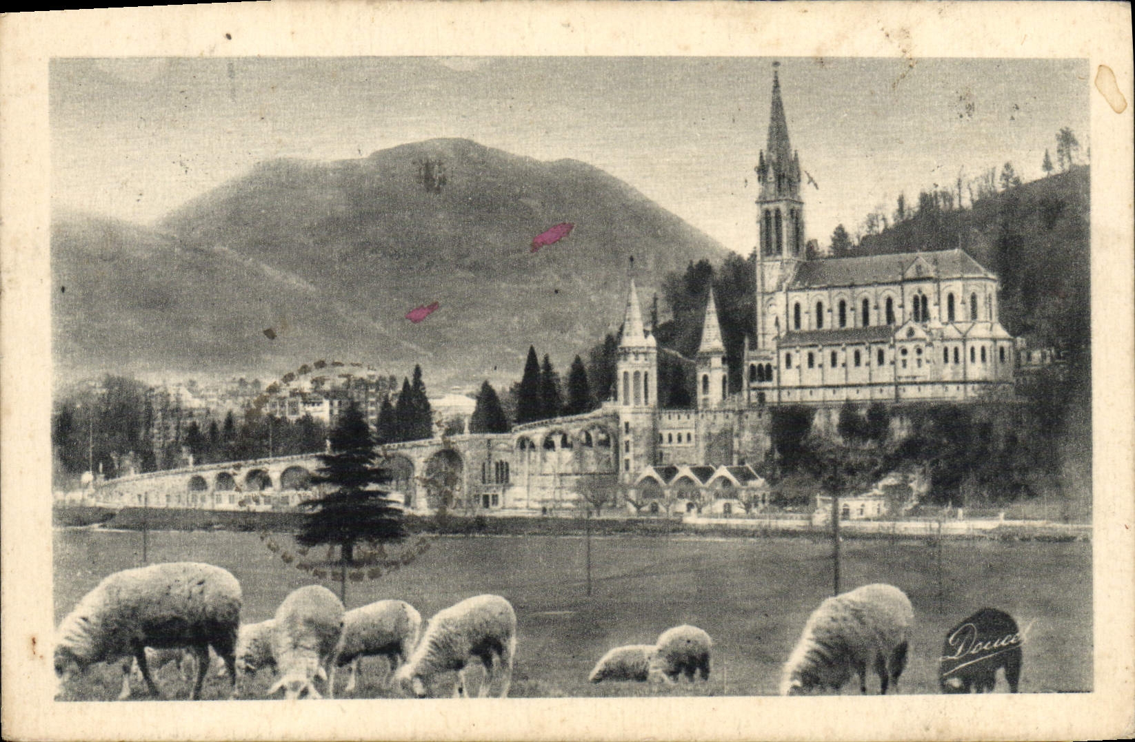 CPA Lourdes la basilique et le Pic du Jar 