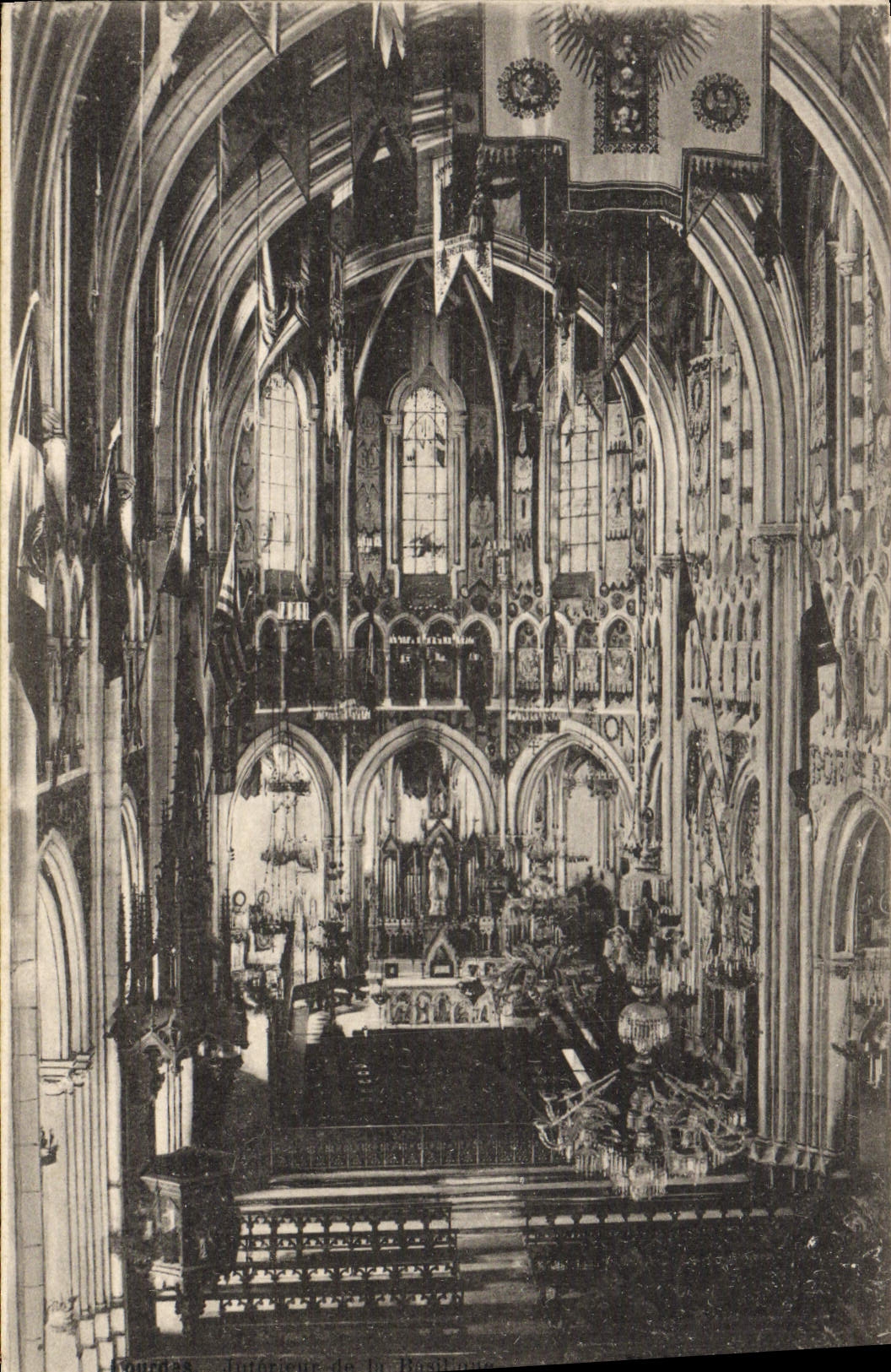 CPA Lourdes Interieur de la basilique 