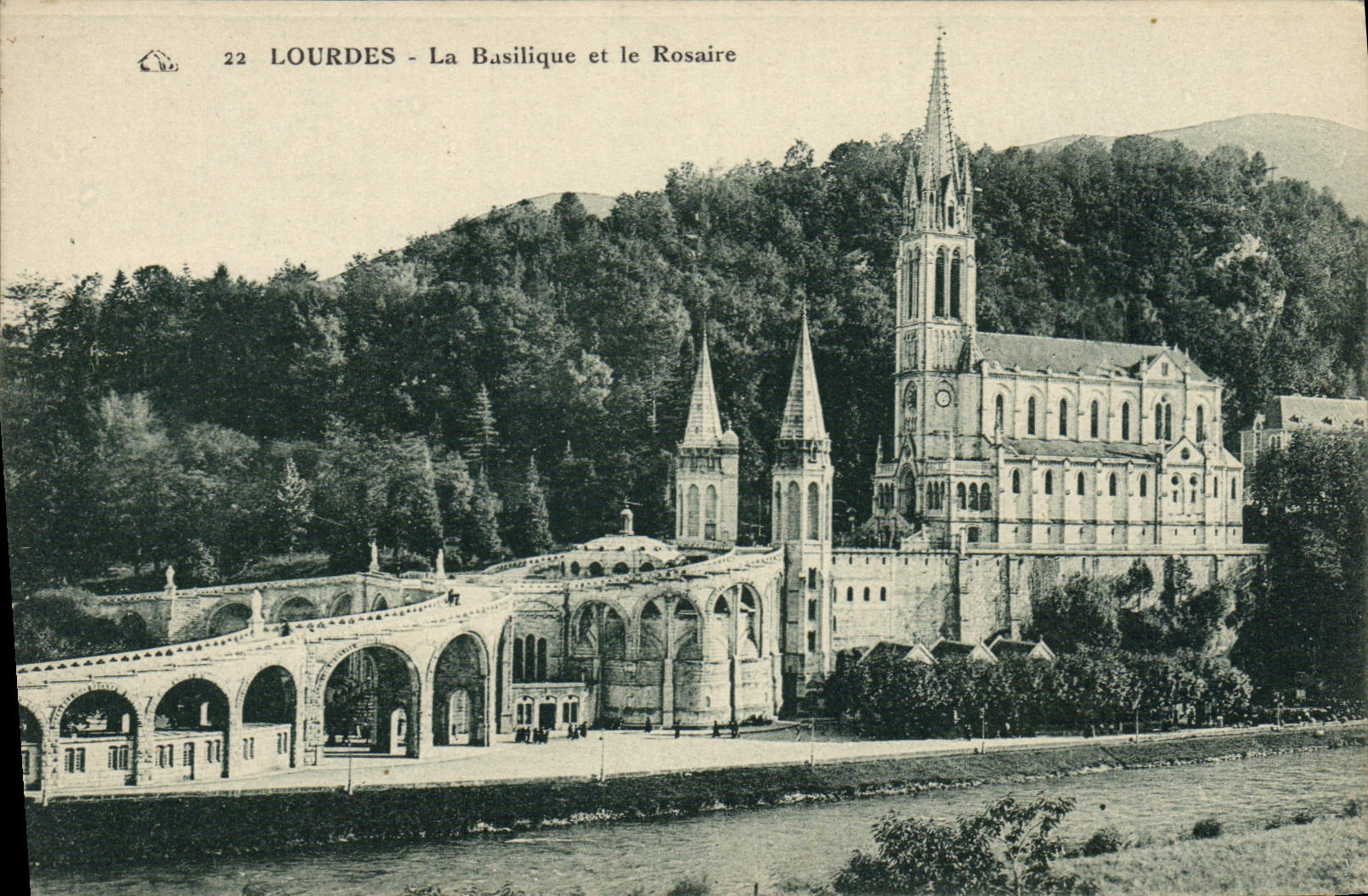 CPA Lourdes La Basilique et le Rosaire