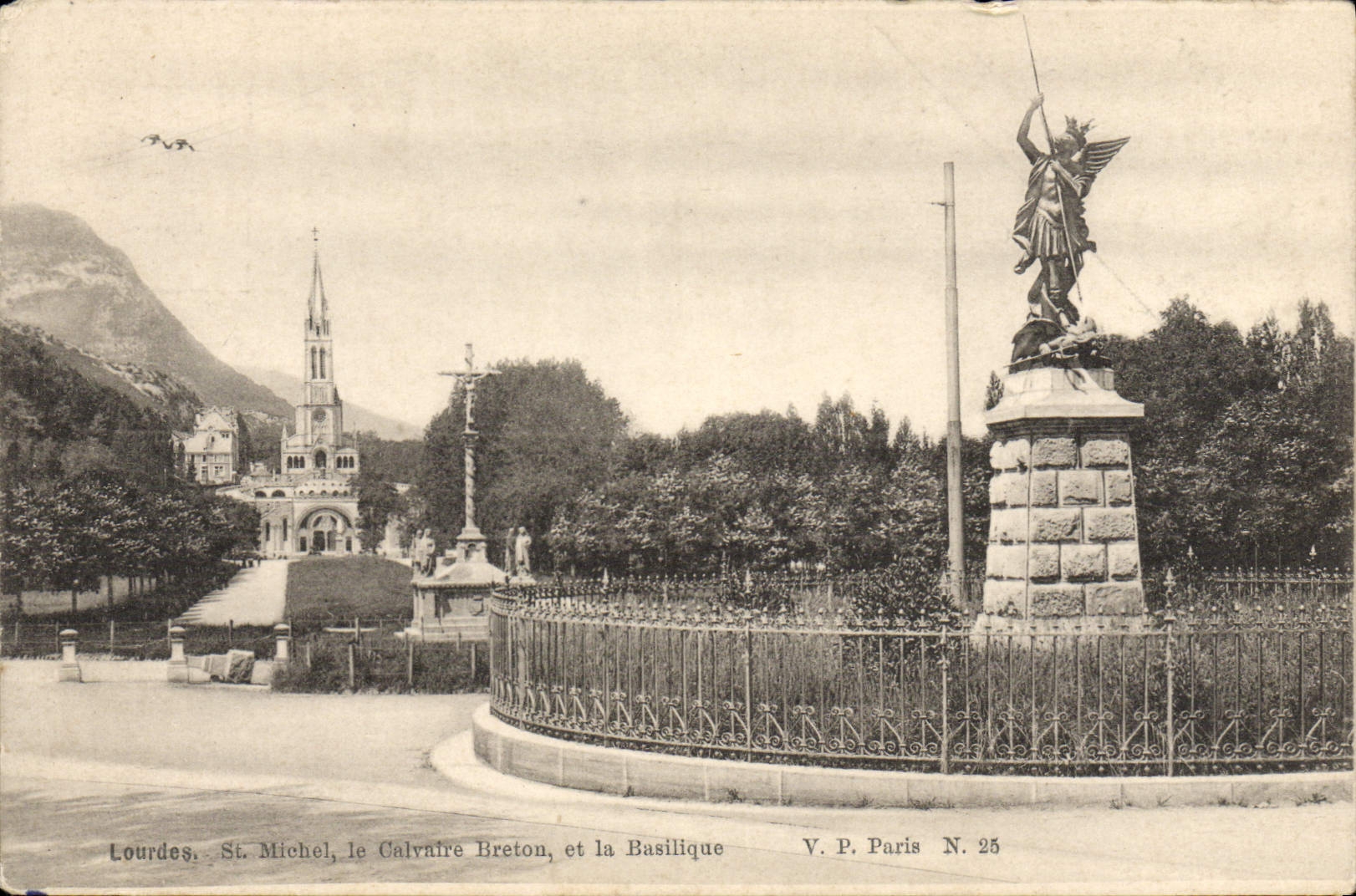 CPA Lourdes St Michel le calvaire breton et la basilique 