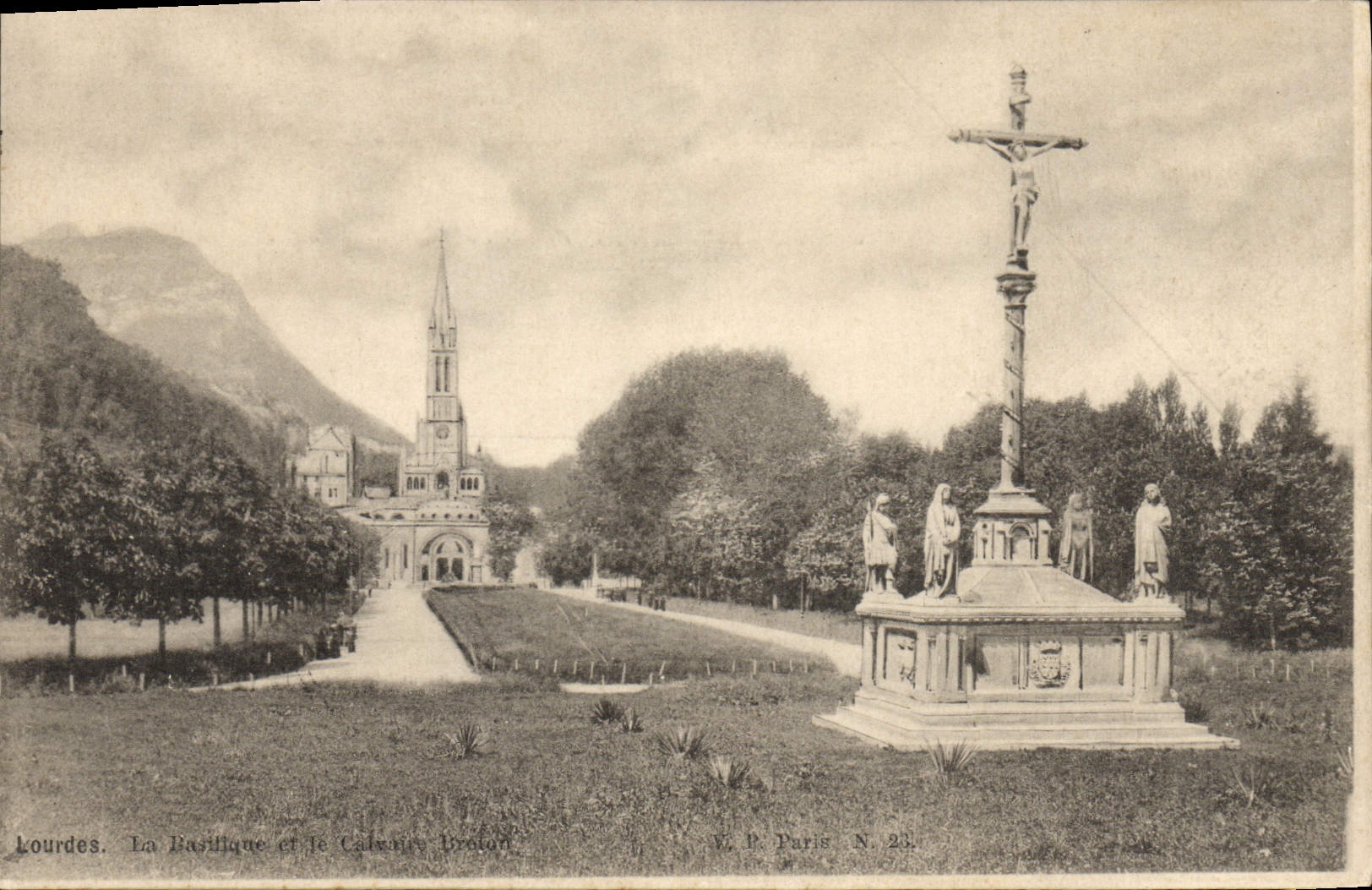 CPA Lourdes la Basilique et le calvaire breton