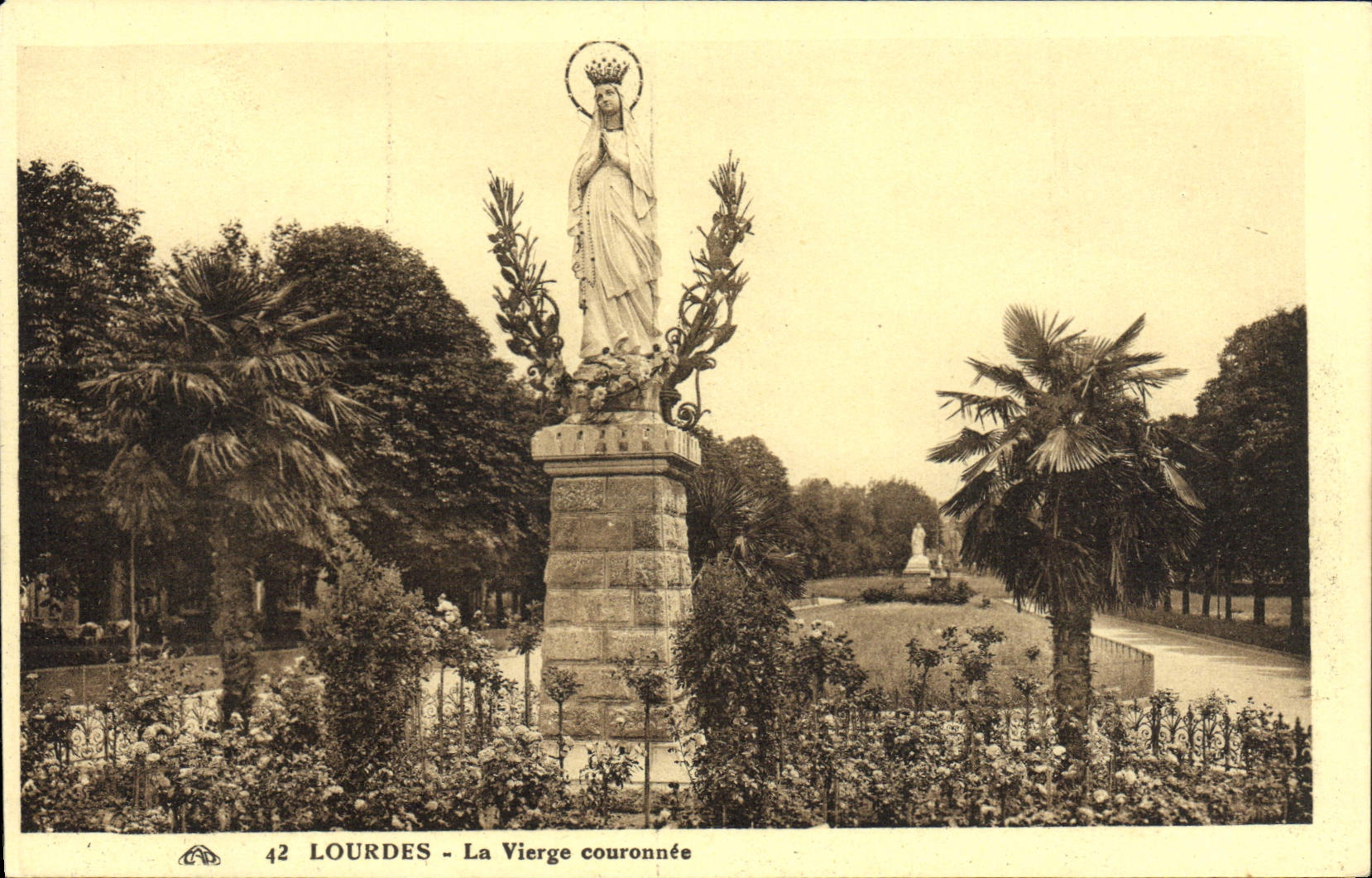 CPA Lourdes La Vierge Couronnee