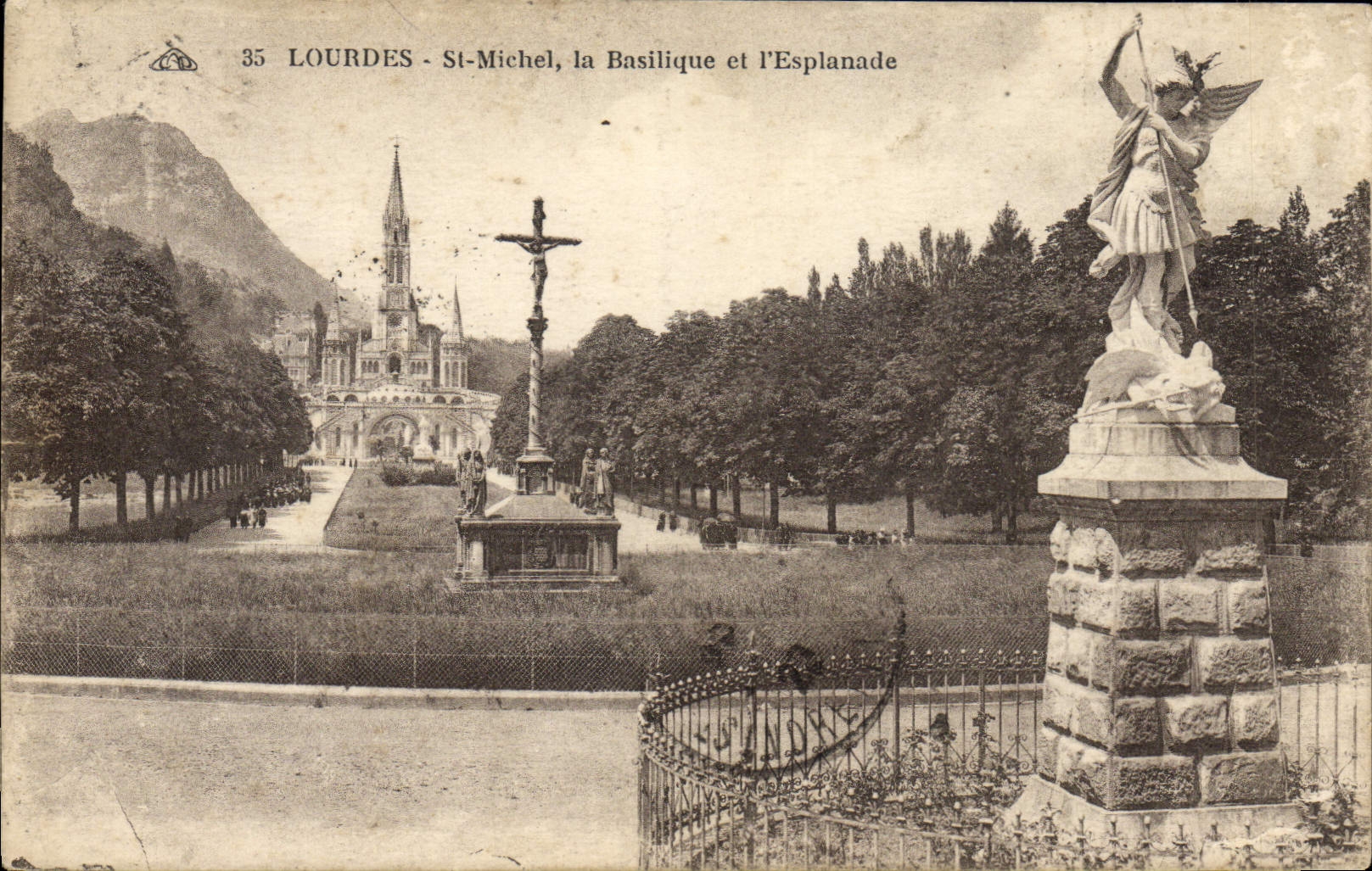 CPA Lourdes St Michel la Basilique et L'Esplanade