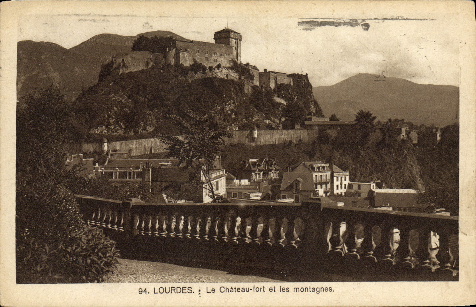 CPA Lourdes Le Chateau Fort et les Montagnes