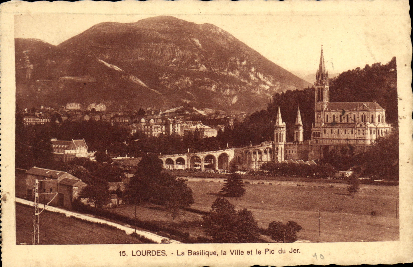 CPA Lourdes la basilique la ville et le Pic de Jer