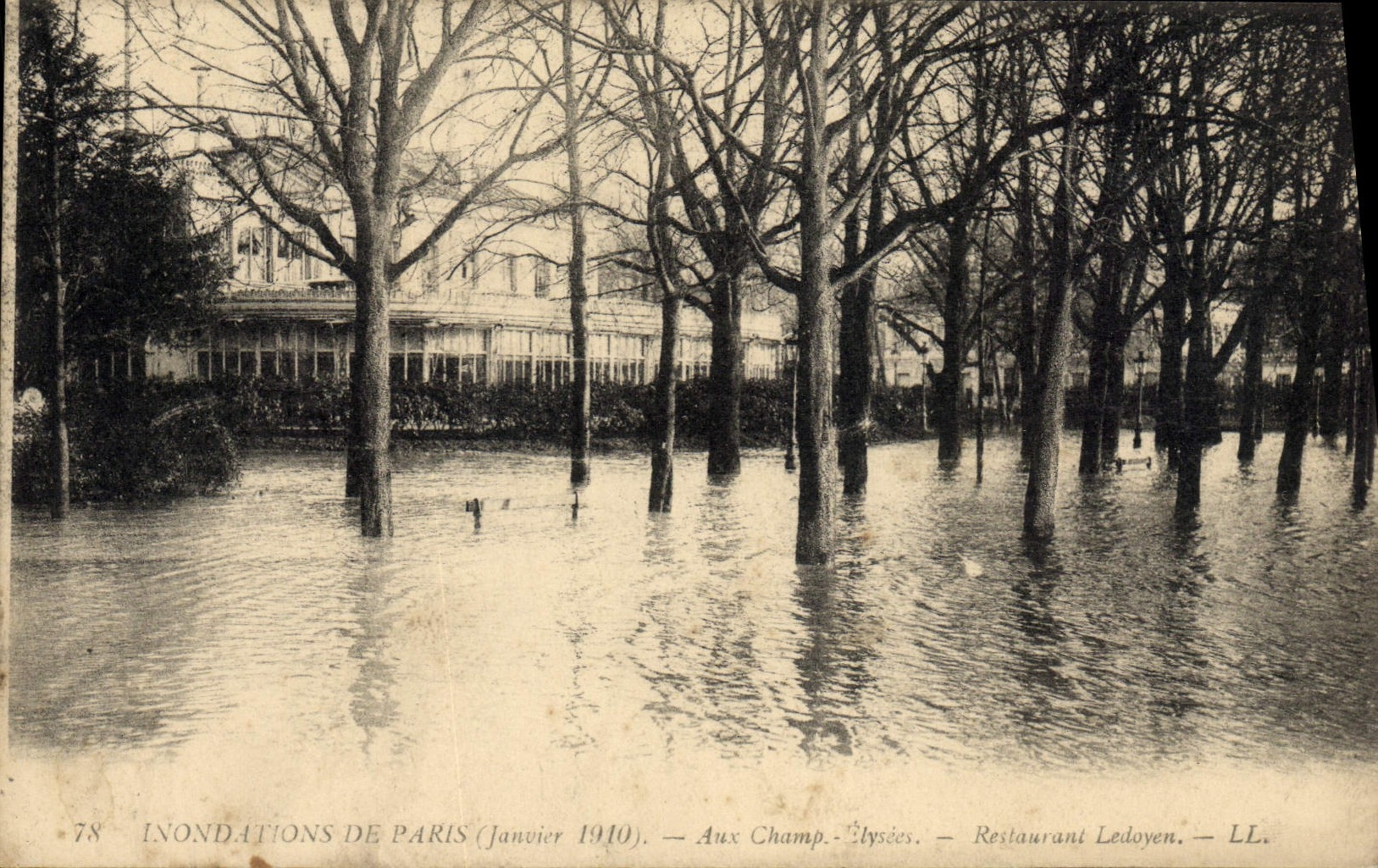 Inondations de Paris — Janvier 1910 — Aux Champs-Élysées — Restaurant Ledoyen — LL