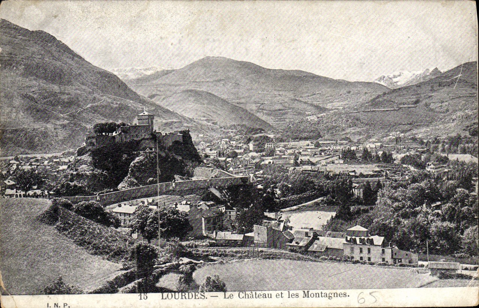 CPA Lourdes le chateau et les montagnes