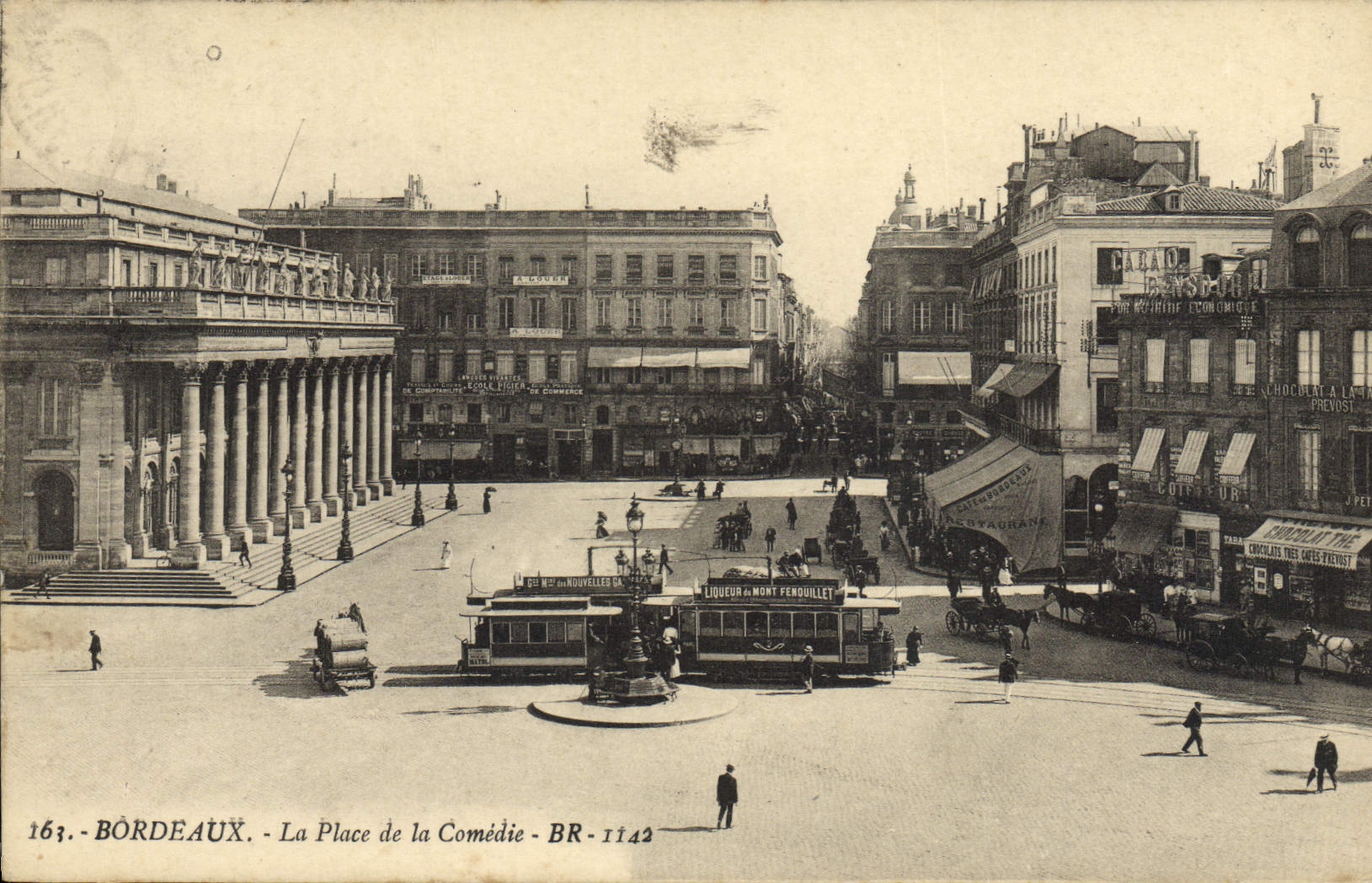 Bordeaux - La Place de la Comédie — vue avec tramway et bâtiments — éditeur BR-1142