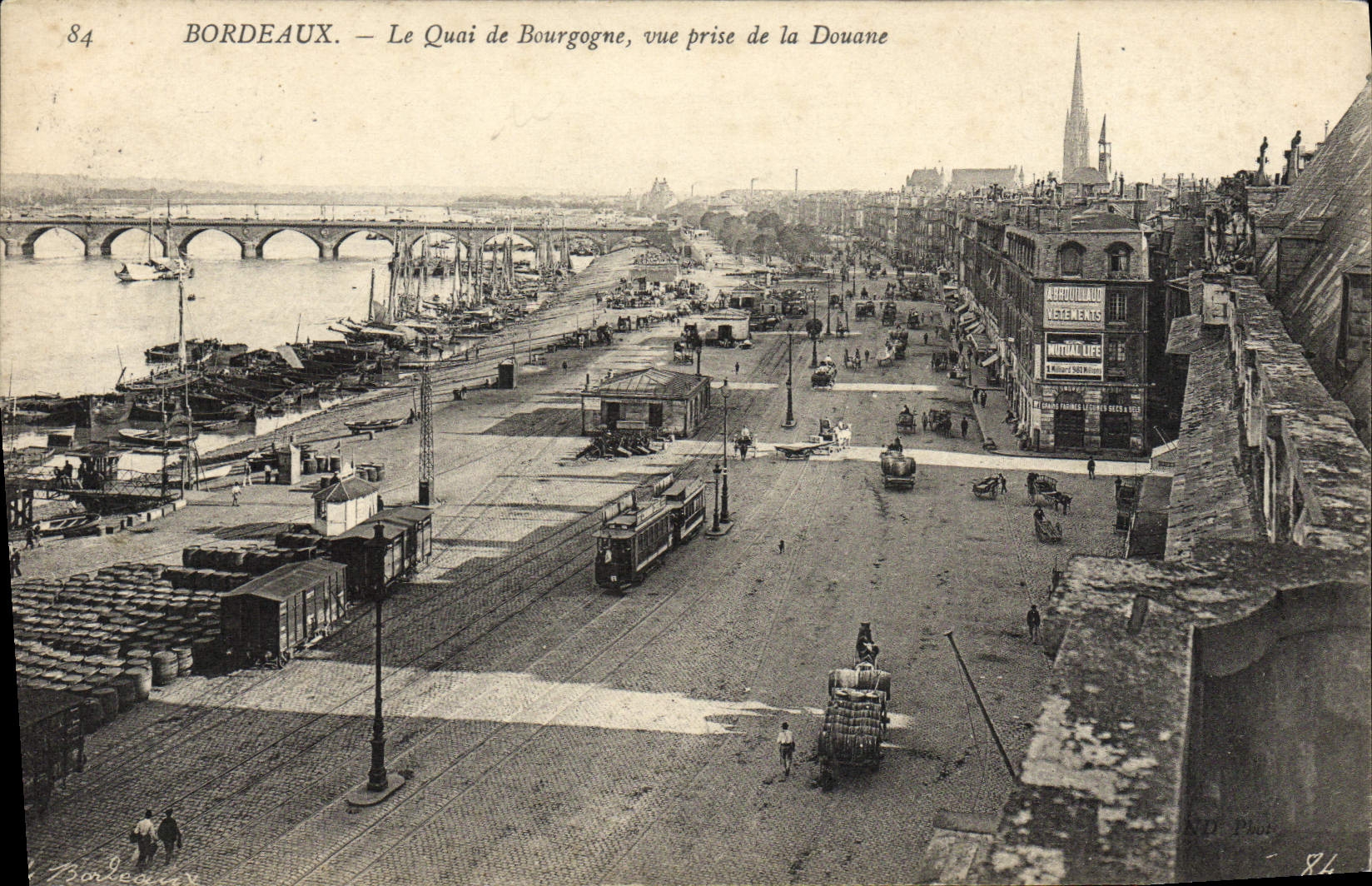 CPA Bordeaux Le Quai de Bourgogne Vue Prise de la Douane Tramway