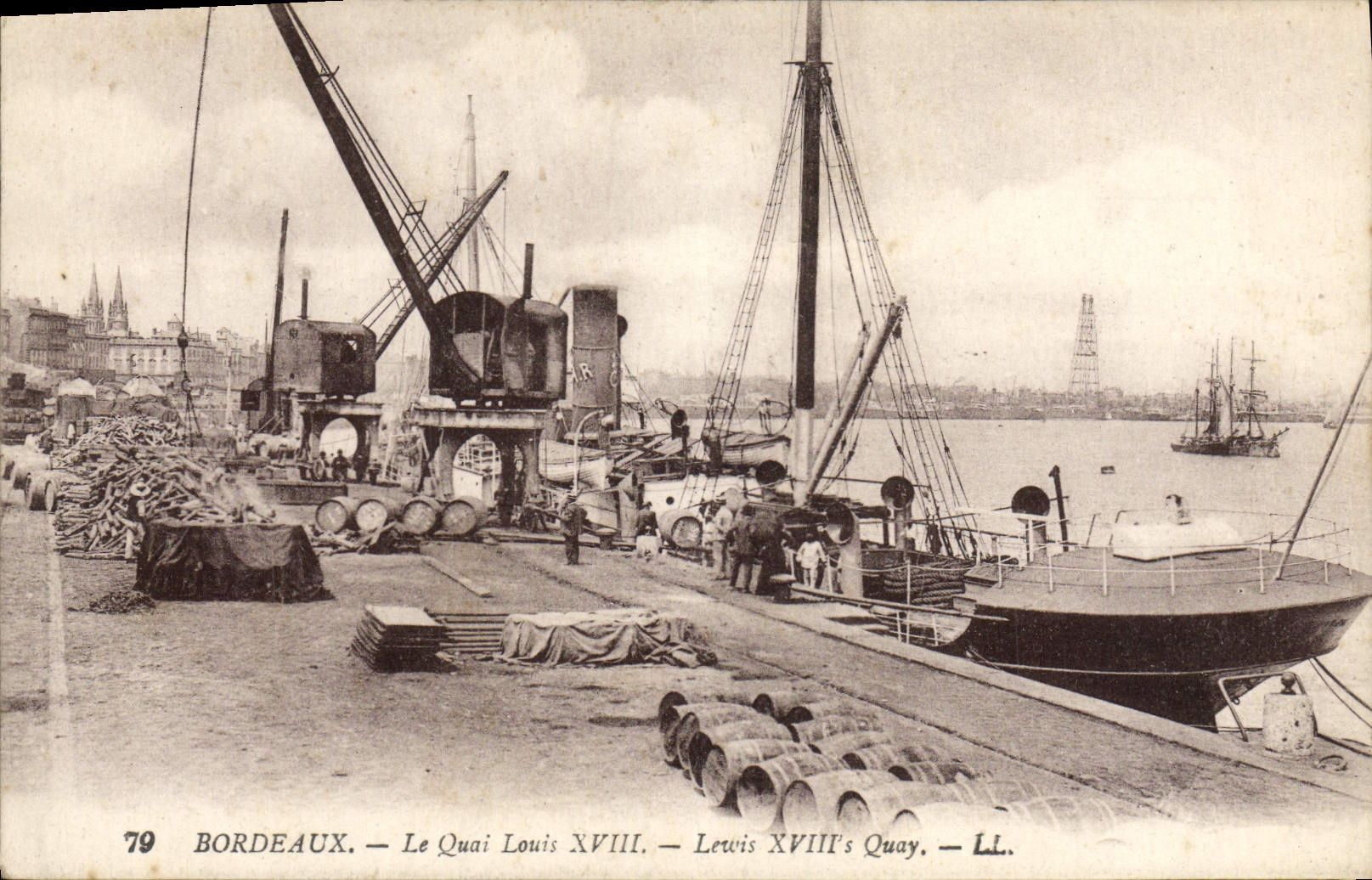 CPA Bordeaux Le quai Louis XVIII Bateau