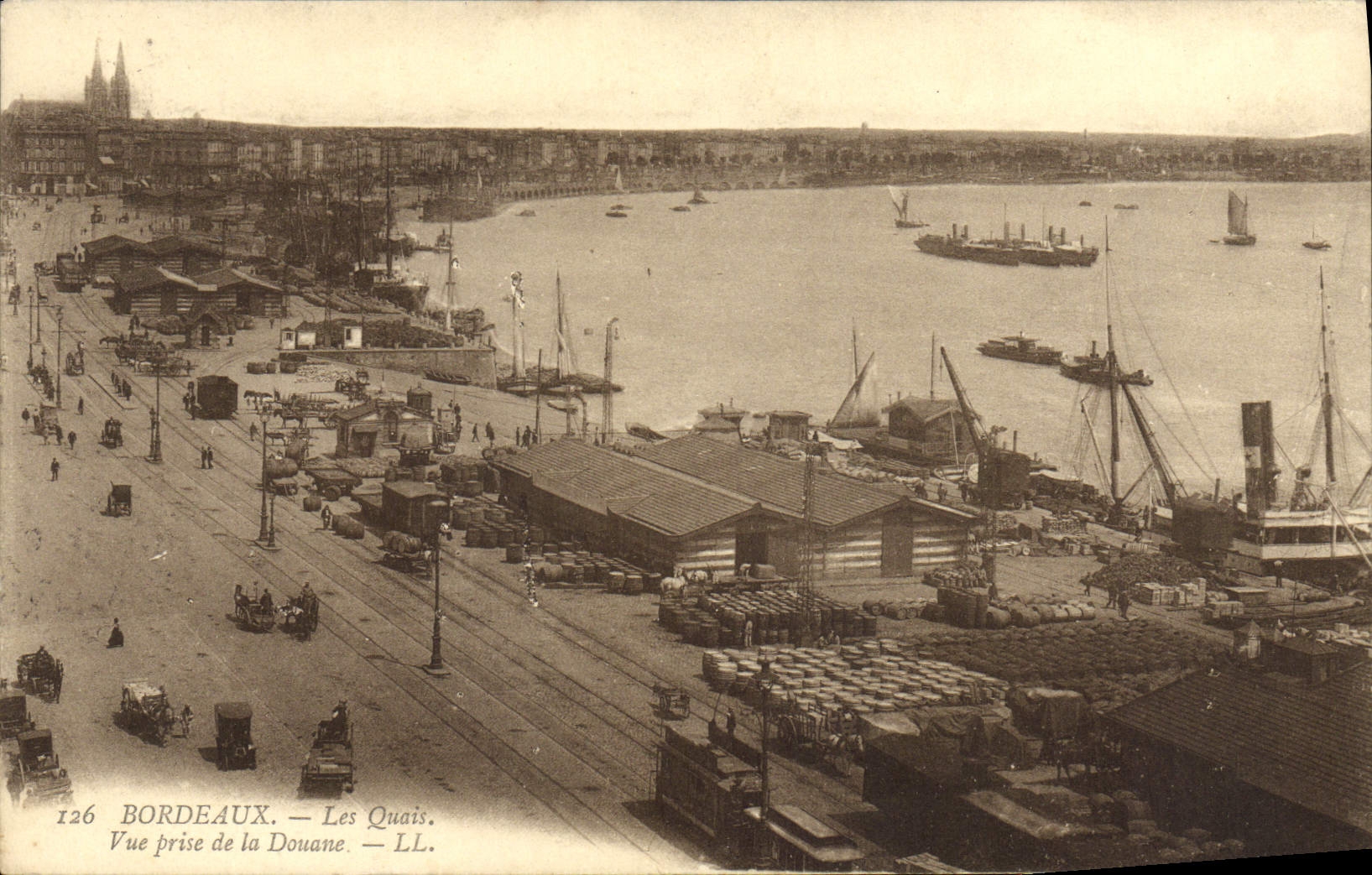 Bordeaux — Les Quais. Vue prise de la Douane — LL. n°126