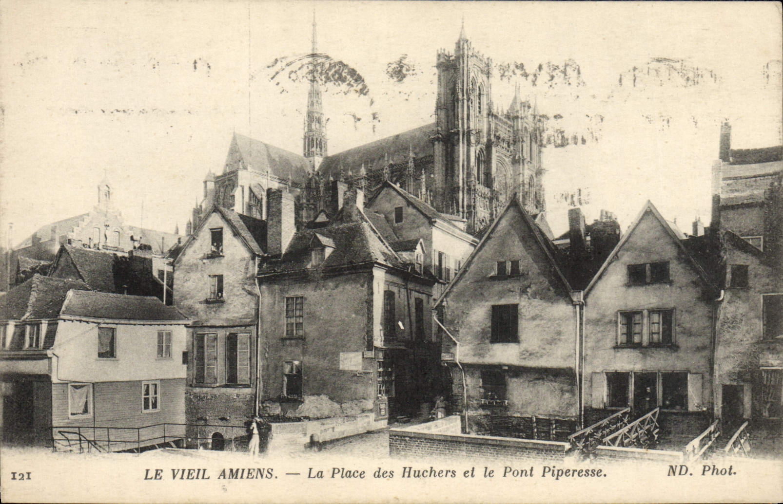 CPA Le Vieil Amiens La Place des Huchers et le Pont Piperesse 