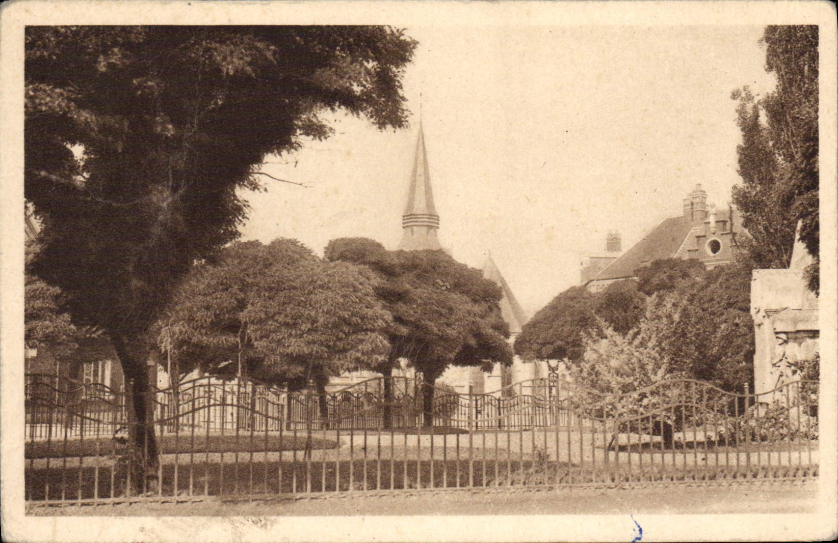 CPA Montdidier Square Monument aux Morts et Vue sur l'eglise Saint Pierre