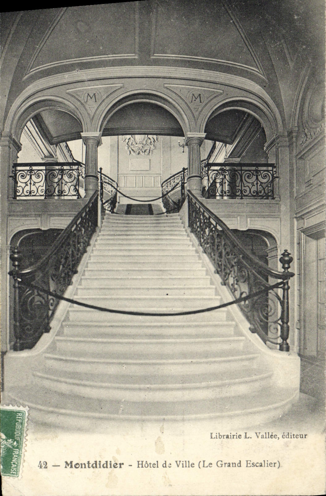 CPA Montdidier Hotel de Ville Le grand escalier