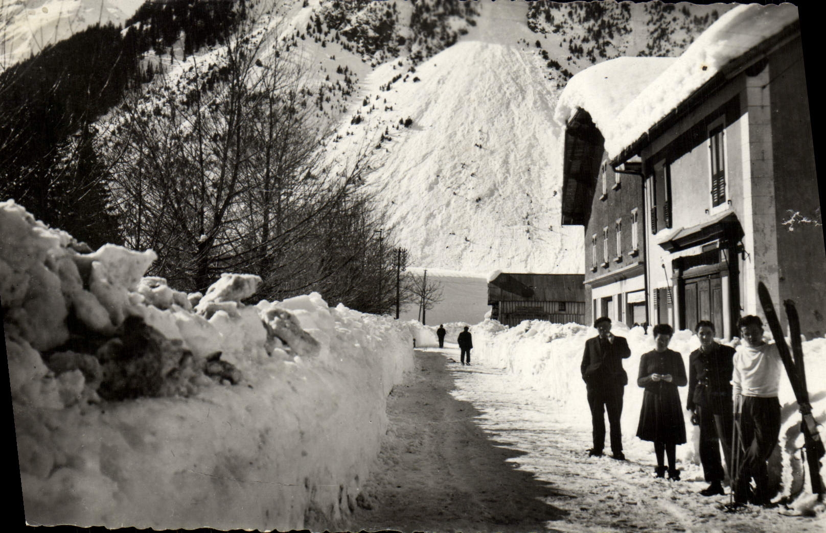 CPM L'Hiver a Pralognan la Vanoise La Route en Hiver