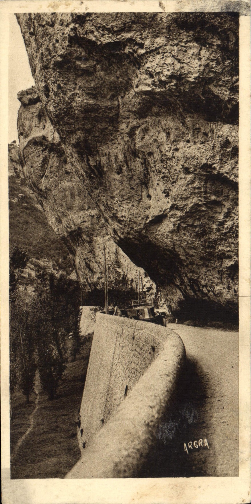 Gorges du Tarn — Les Rochera — un encorbellement au Cirque des Baumes — ARGRA