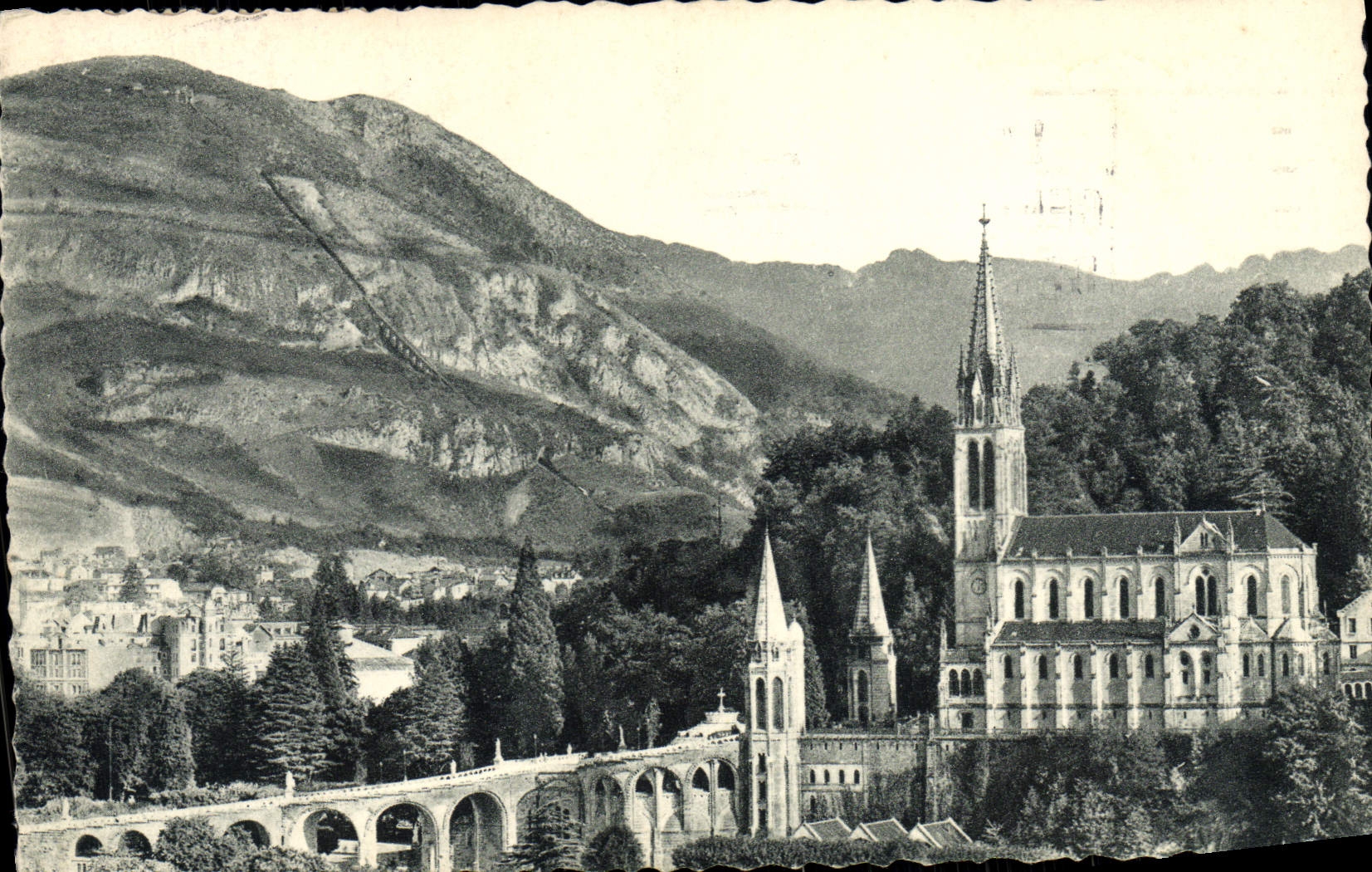 CPA Lourdes La Basilique vu de cote et les Pyrenees 