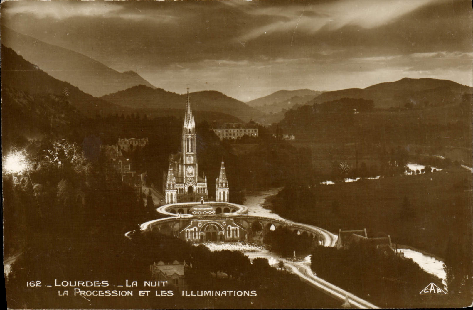 CPA Lourdes La Nuit La procession et les illuminations