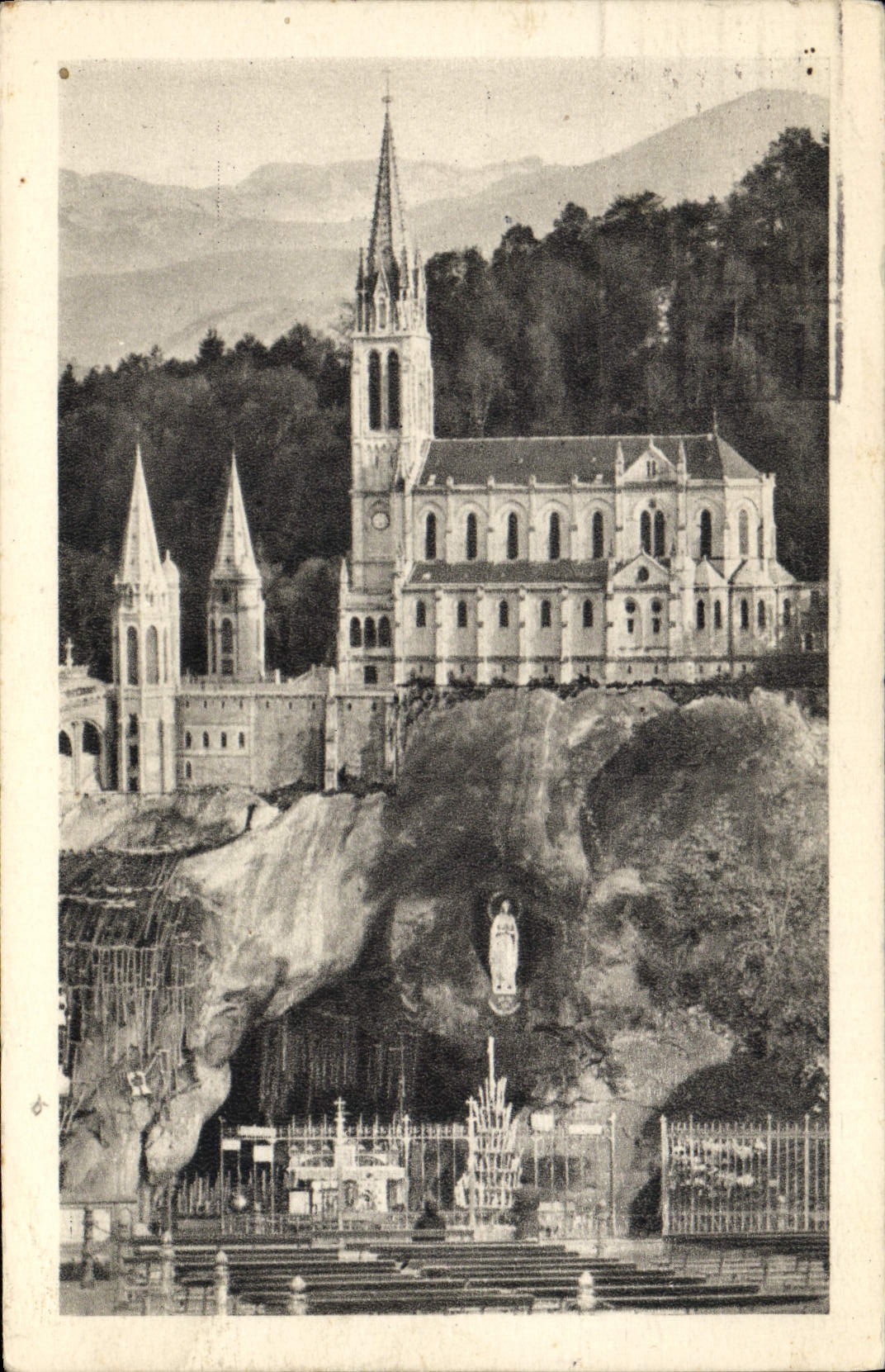 CPA Lourdes La Basilique Et La Grotte