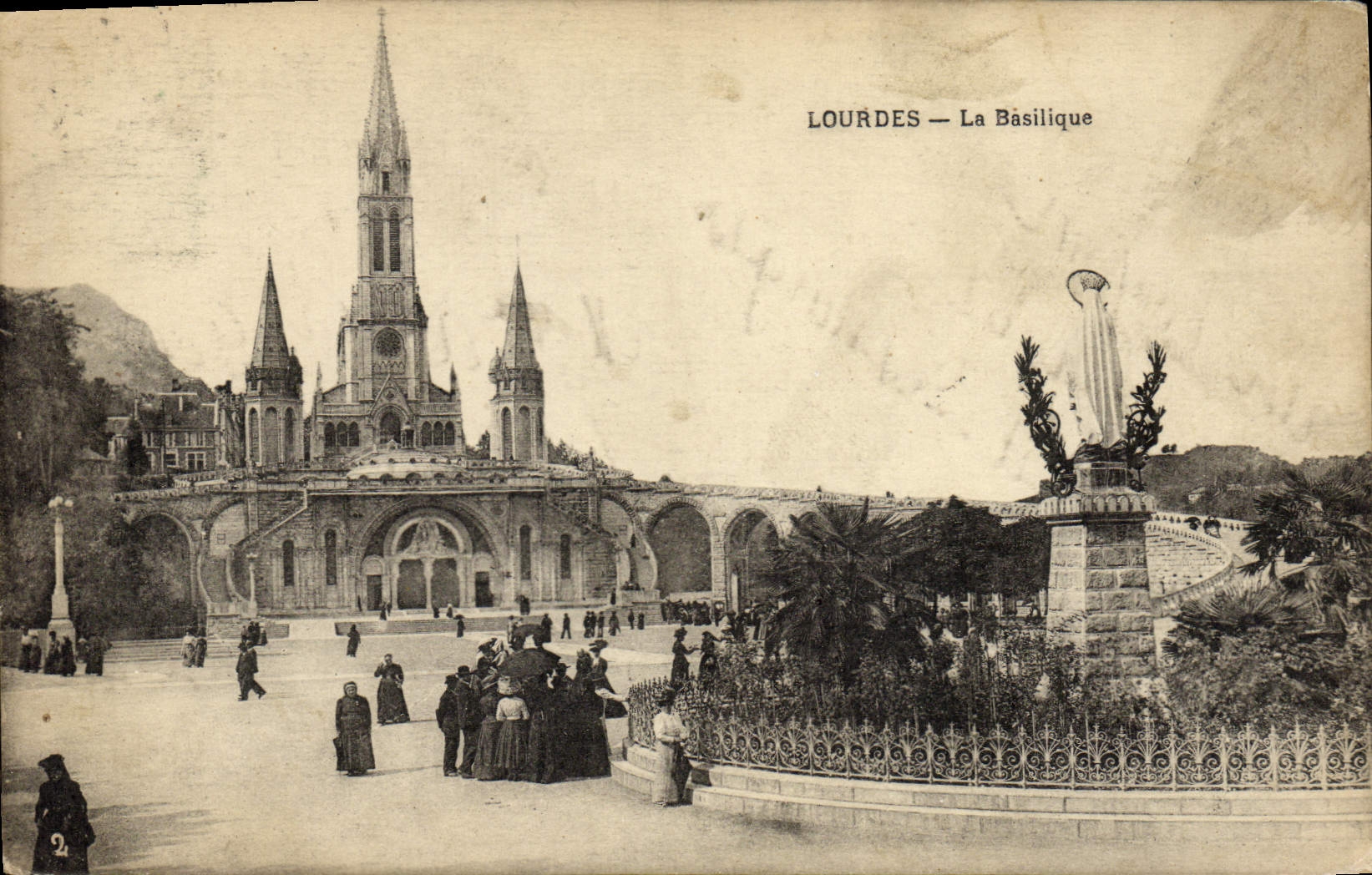 CPA Lourdes La Basilique