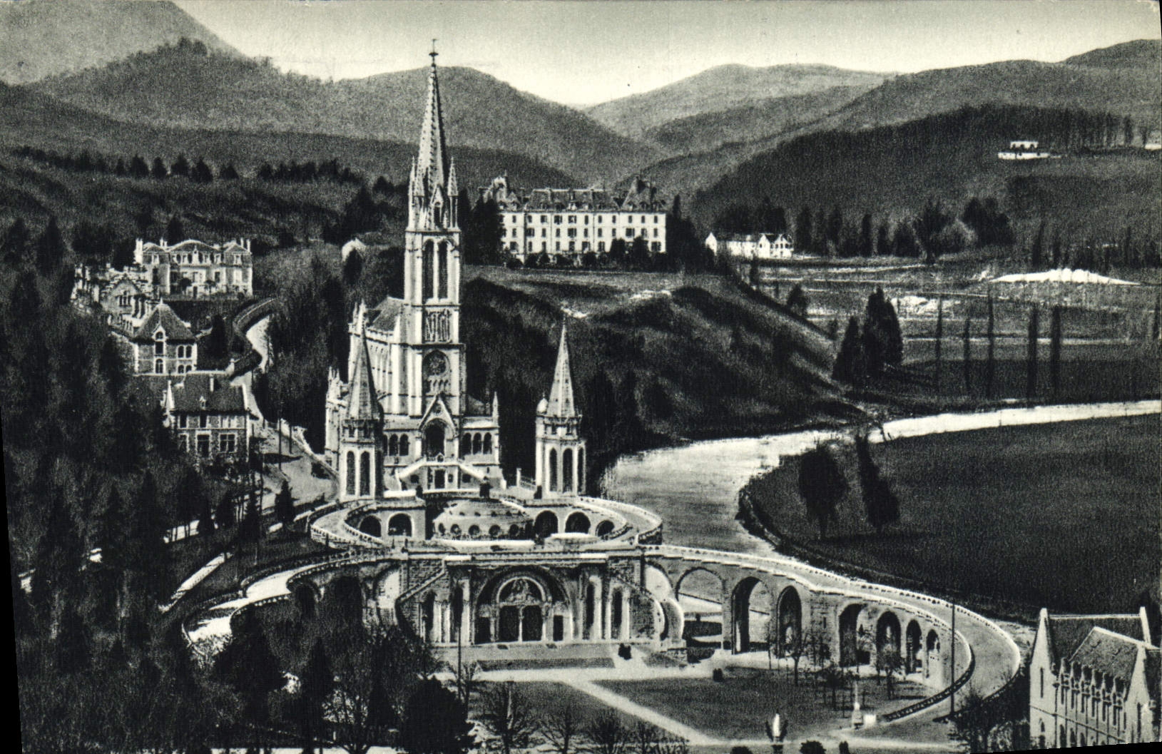 Lourdes — La Basilique vue du Château-Fort — Édition P. Doucet