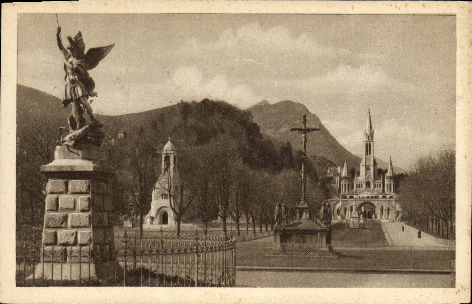 CPA Lourdes St Michel Et Vue D'ensemble