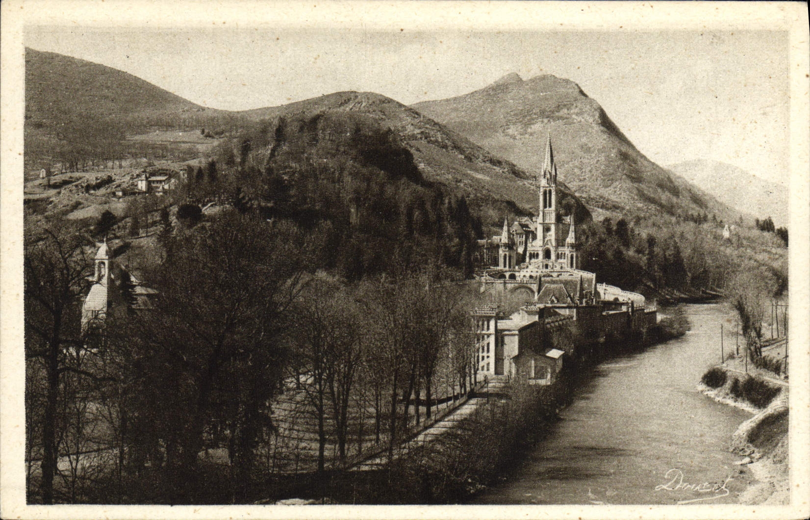 CPA Lourdes La Basilique Et Le Monument Interallie