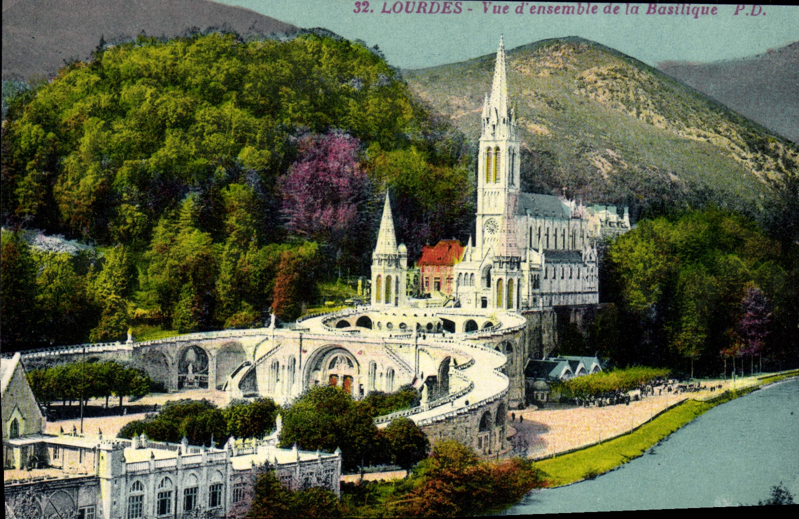 CPA Lourdes Vue D'ensemble De La Basilique