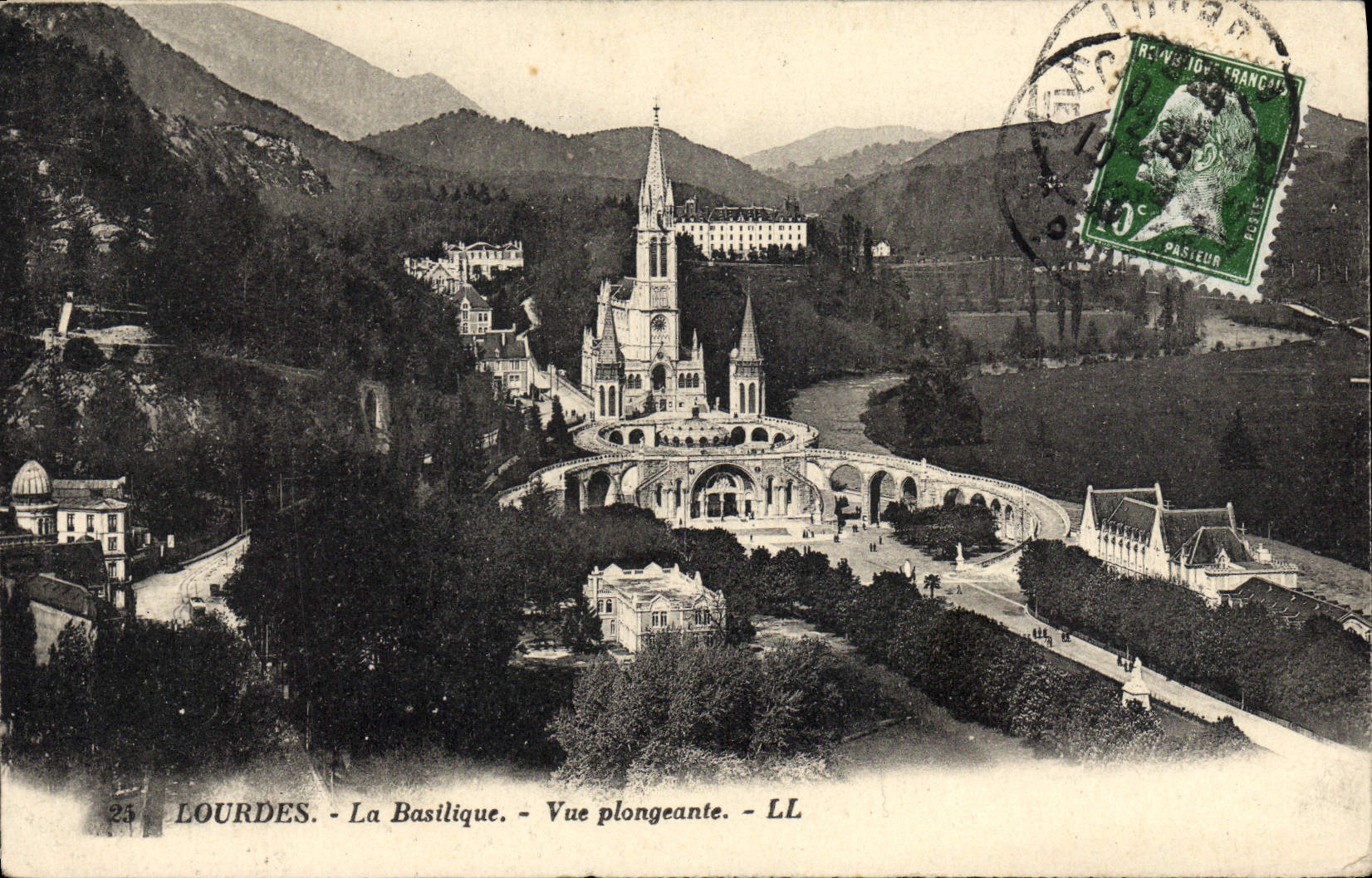 CPA Lourdes La Basilique Vue plongeante 
