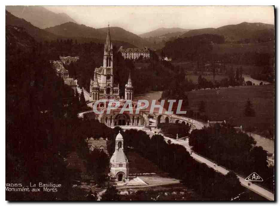 CPA Lourdes La Basilique et le monument aux morts 