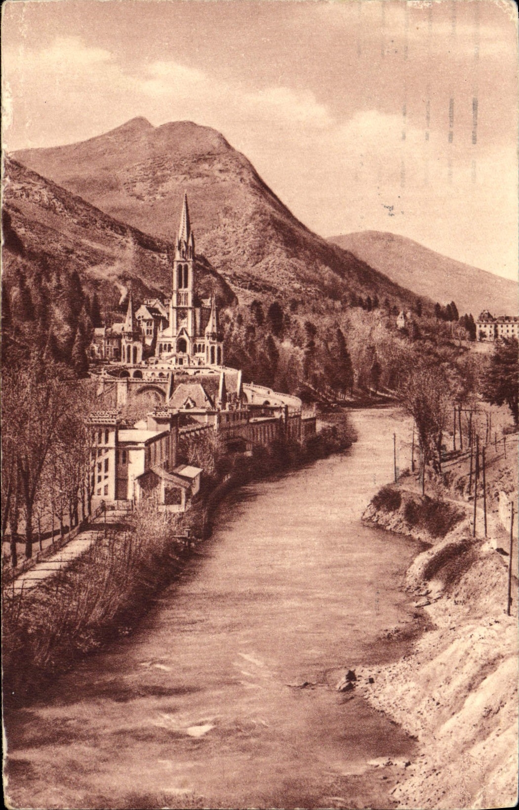 CPA Lourdes La Basilique Et Le Gave