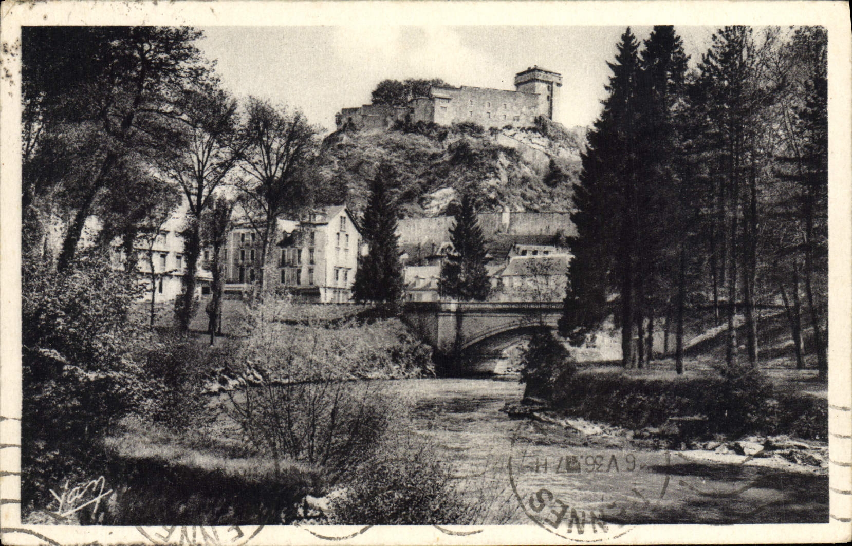 CPA Lourdes Le Chateau Fort Et Le Gave