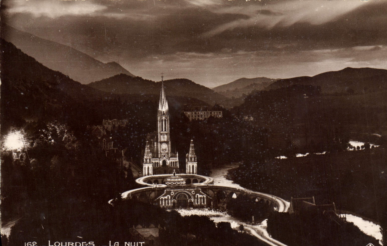 CPA Lourdes La Nuit La procession et les illuminations