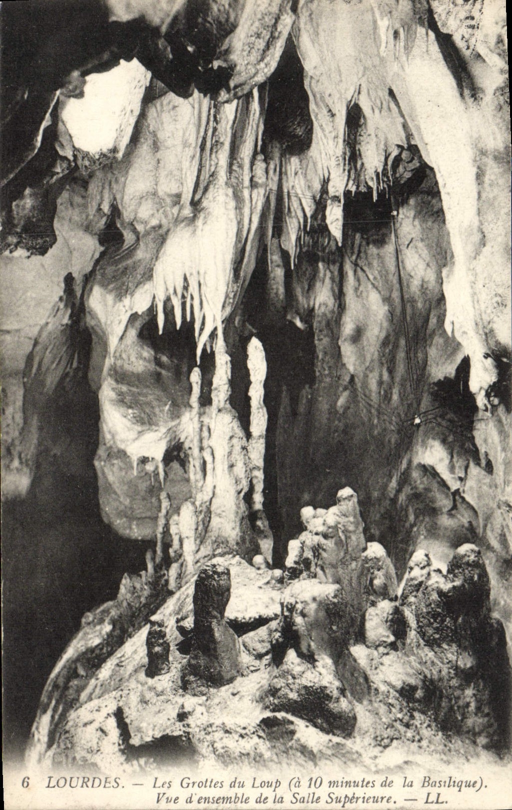 CPA Lourdes Les Grottes Du Loup Vue d'ensemble de la salle superieure