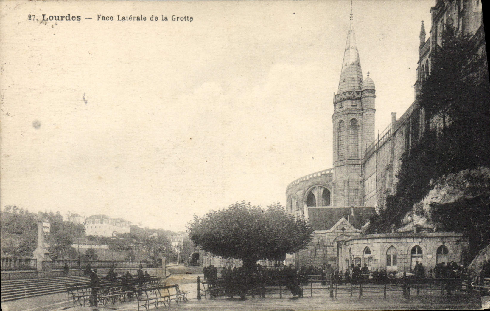CPA Lourdes Face Laterale De La Grotte