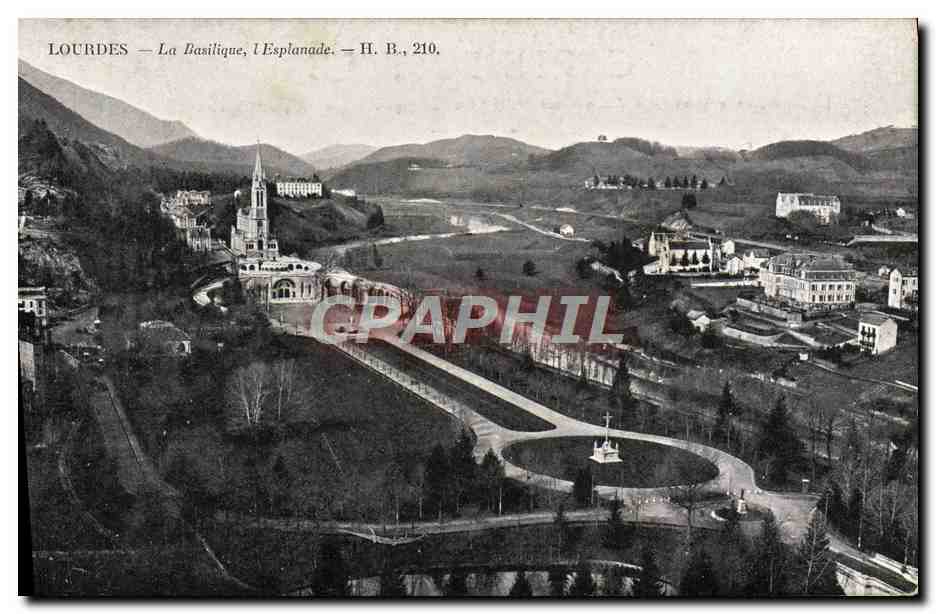 CPA Lourdes La Basilique L'esplanade