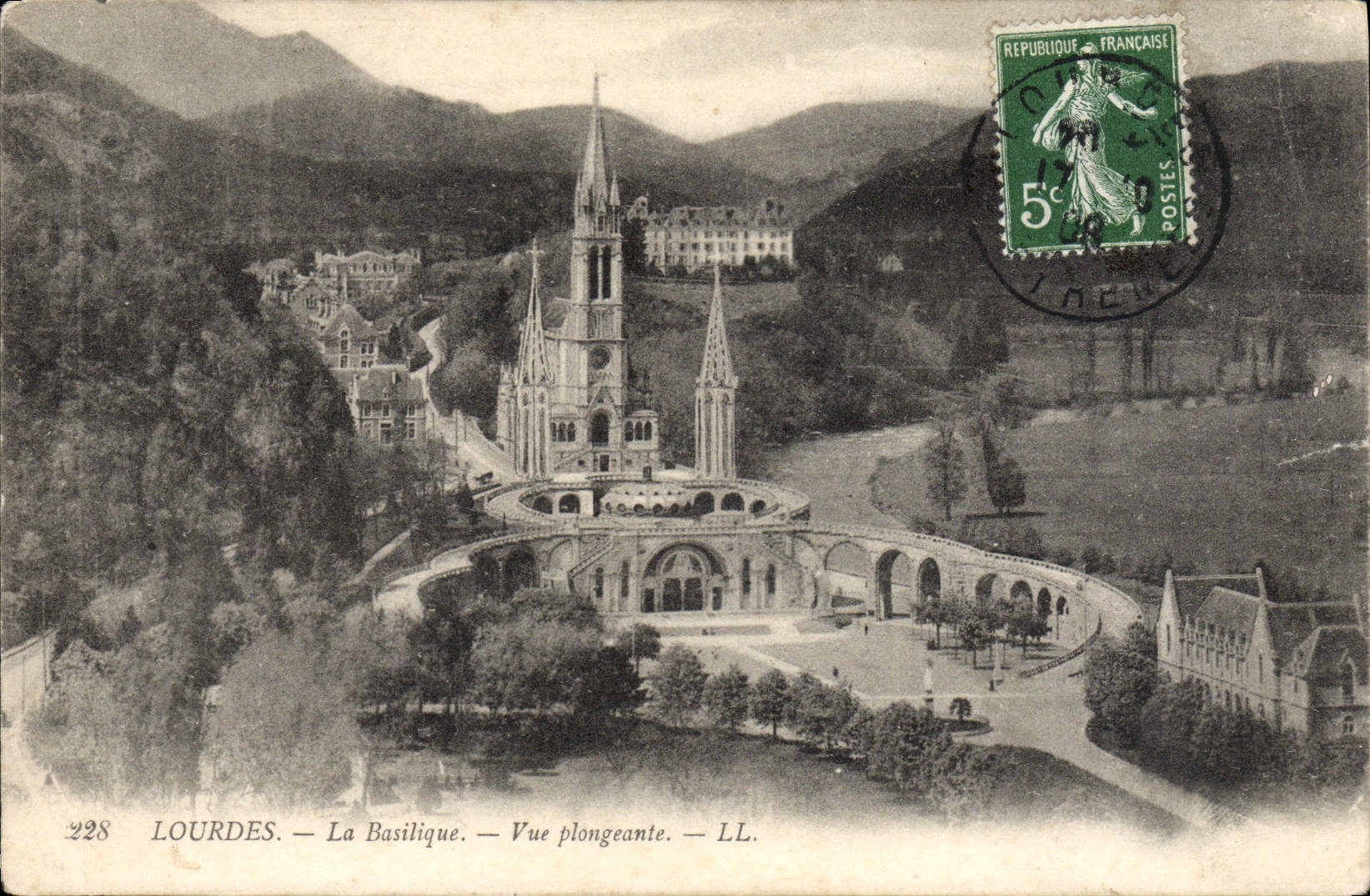 CPA Lourdes La Basilique Vue plongeante