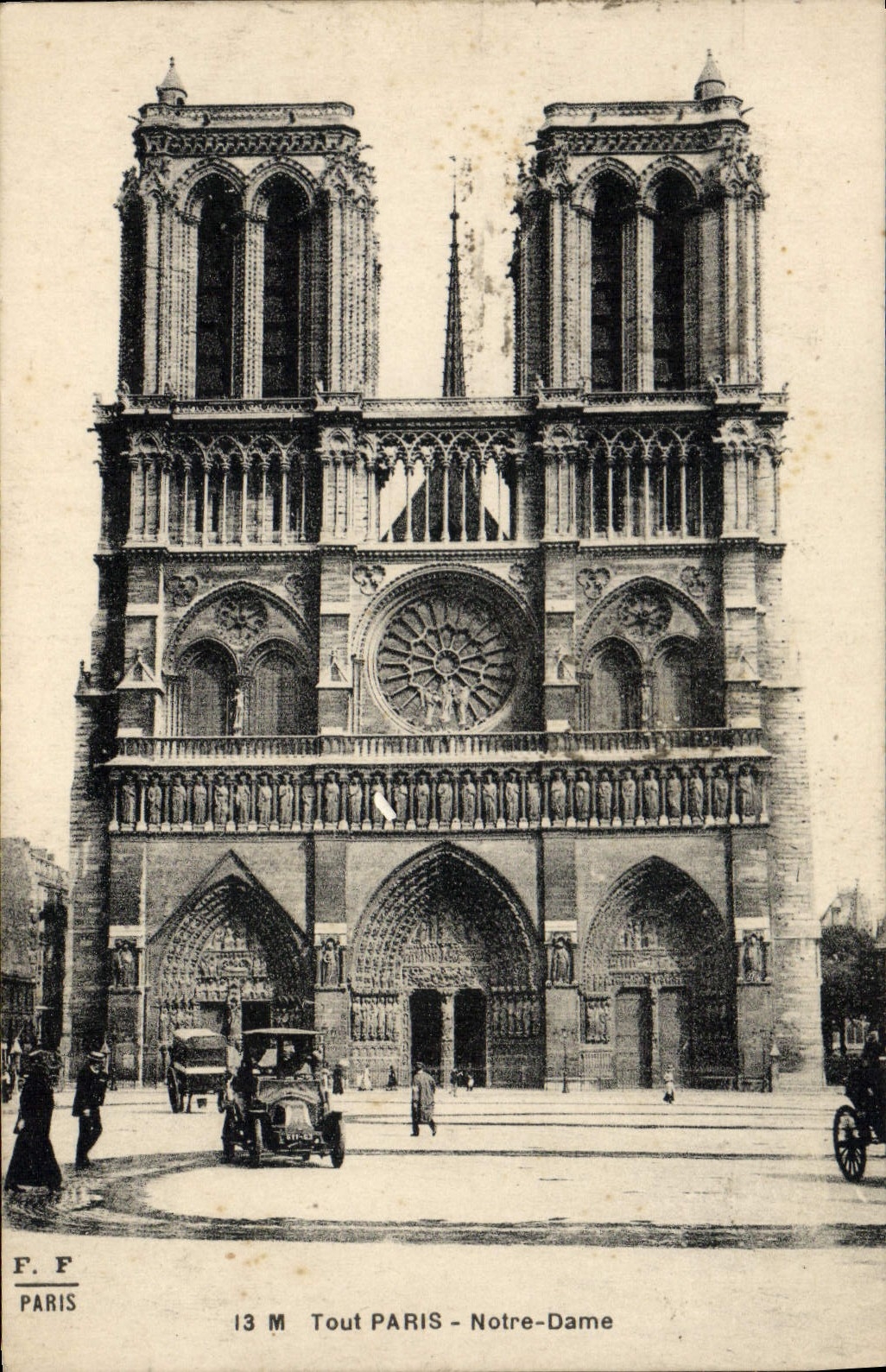 CPA Paris Notre Dame Automobile