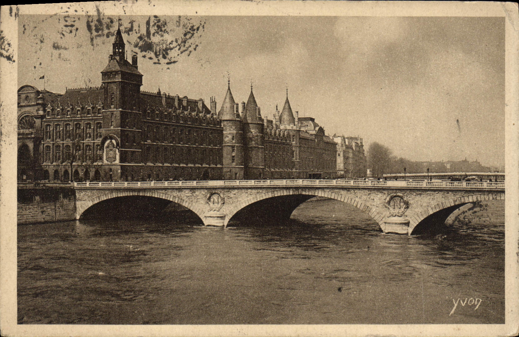CPA Paris Le Palais De Justice Et Le Pont Au change