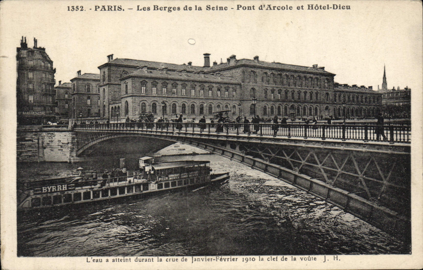 CPA Paris Les Berges de la Seine Pont D'Arcole et Hotel Dieu Bateau Peniche