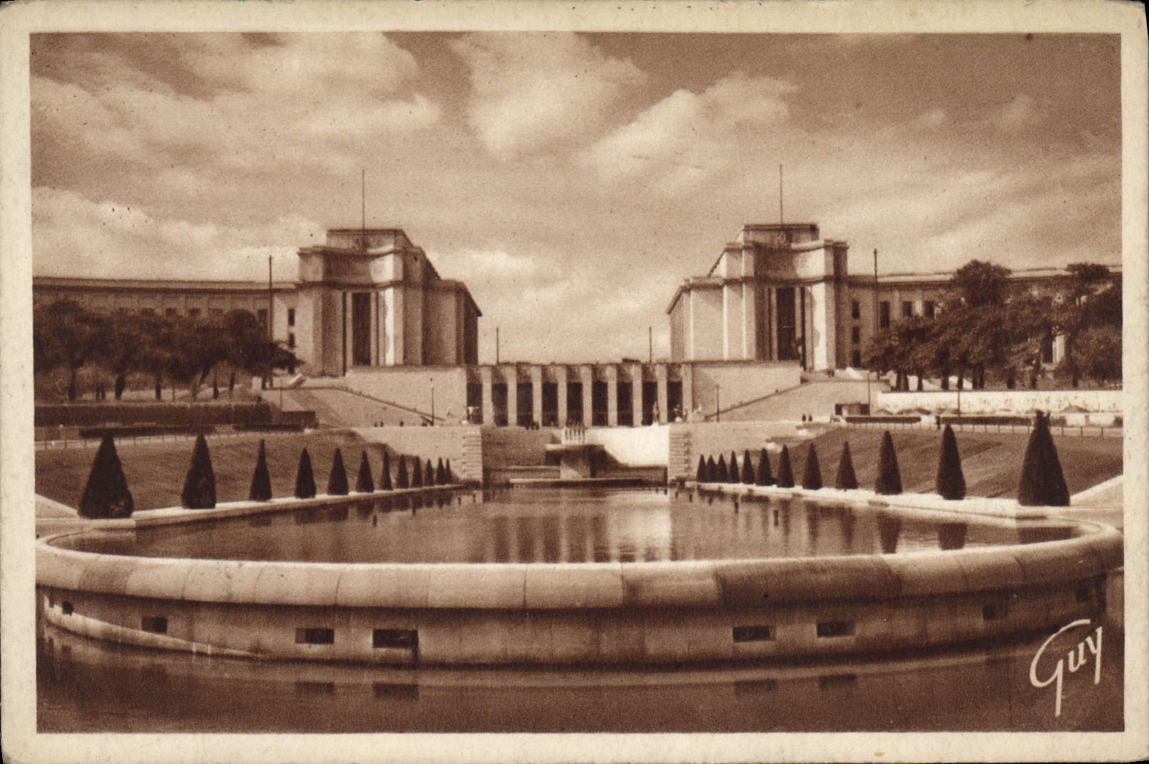 CPA Paris Le palais de Chaillot vu des jardins