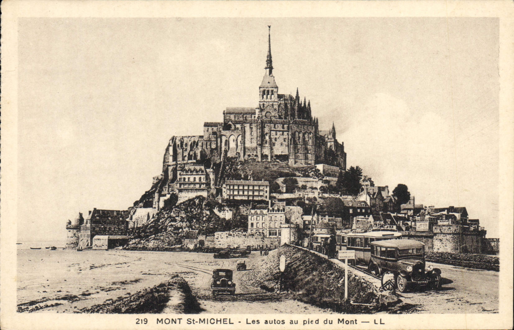 Mont-Saint-Michel — Les autos au pied du Mont — LL