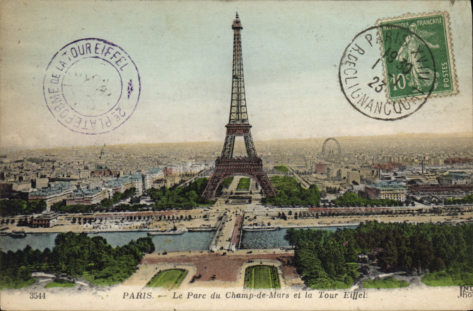 CPA Paris Le Parc du Champ de Mars et la Tour Eiffel