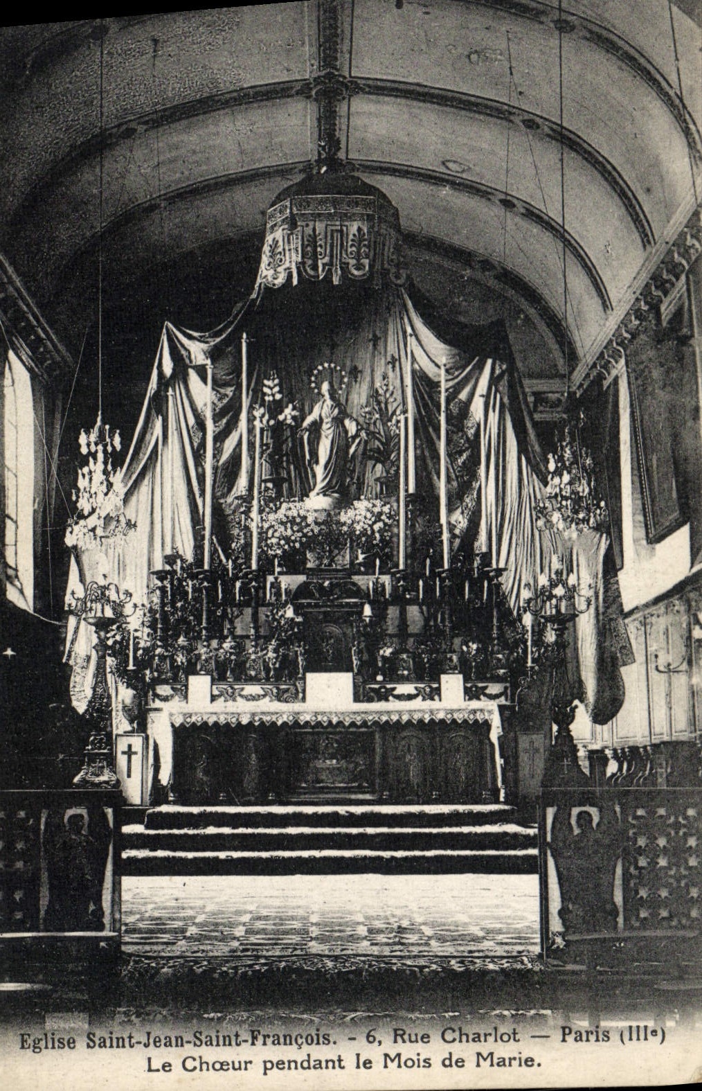CPA Paris Eglise Saint Jean Saint Francois Rue Charlot Le choeur pendant le mois de MArie 