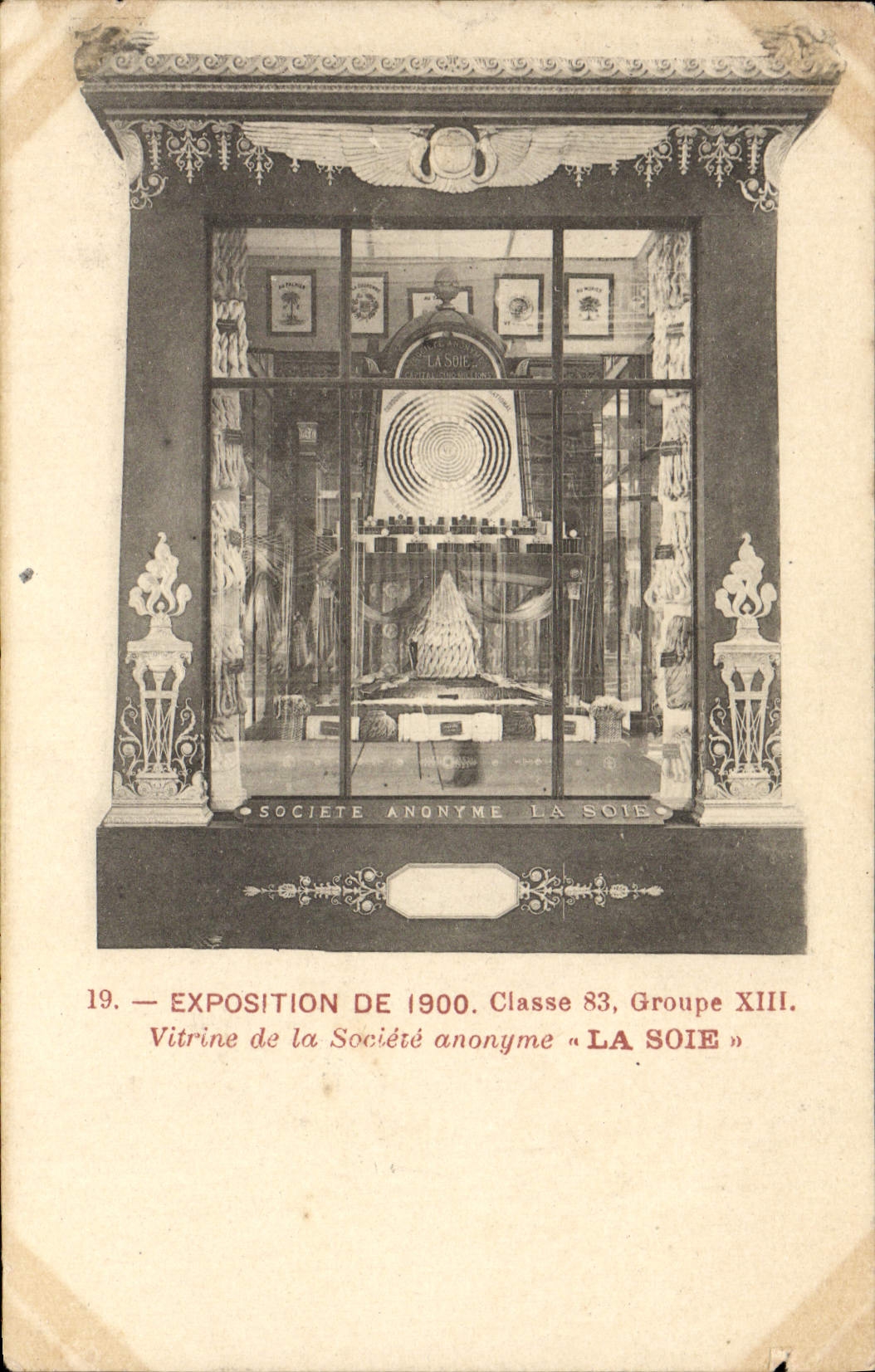 Vitrine de la Société anonyme « LA SOIE » — Exposition de 1900, Classe 83, Groupe XIII — éditeur non visible