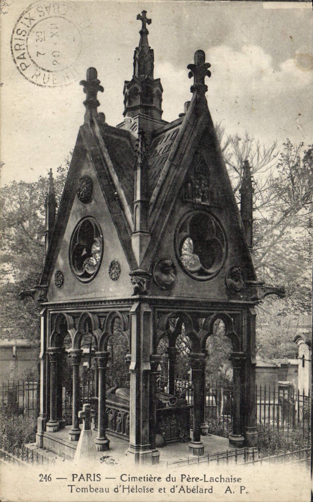 CPA Paris Cimetiere du Pere Lachaise Tombeau d'Helene et d'Abeliard 