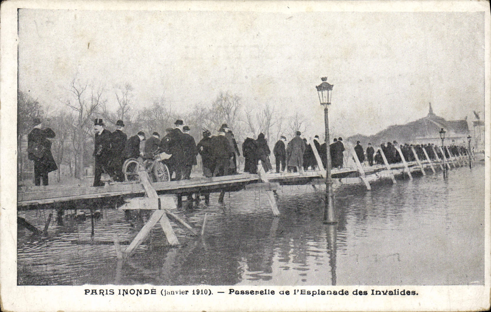 CPA Paris Inonde Passerelle de L'Esplanade des Invalides