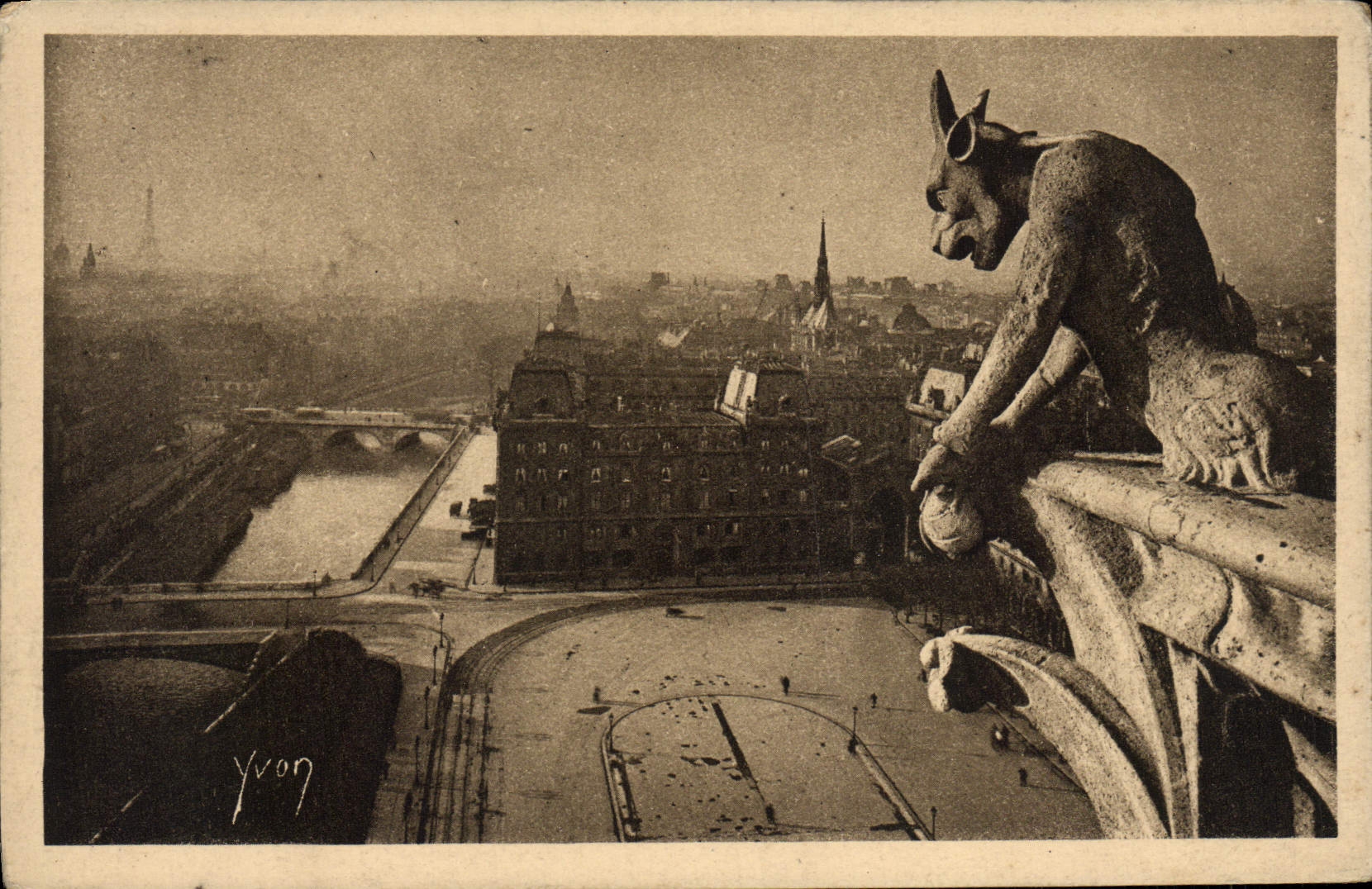 CPA Paris Notre Dame de Paris Le Parvis De Notre Dame Gargouille