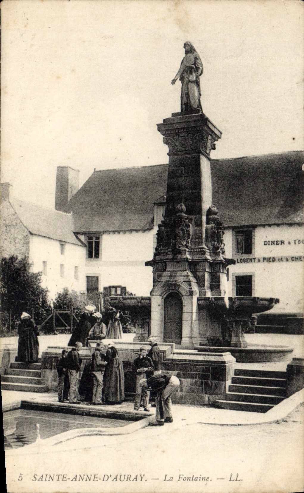 CPA Sainte Anne D'Auray La Fontaine Folklore Femmes Enfants
