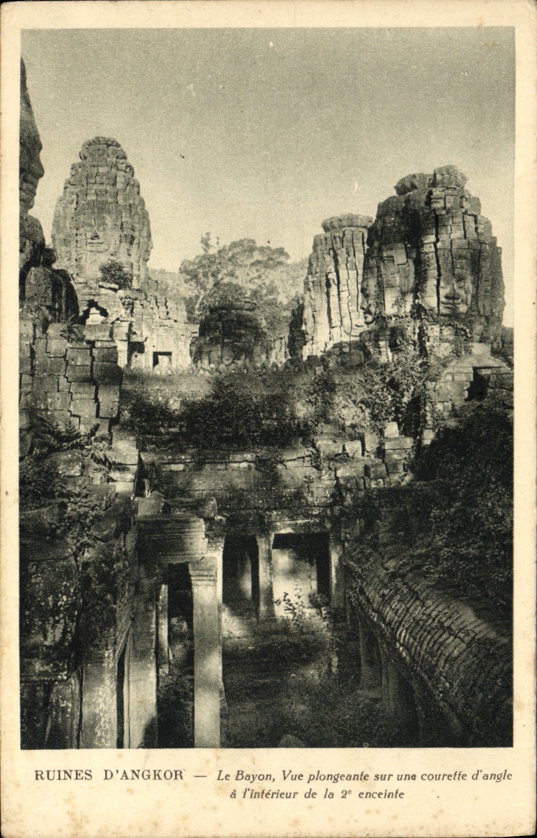 CPA Ruines D'Angkor Le Boyon Vue Plongeante Sur une courette d'angle 